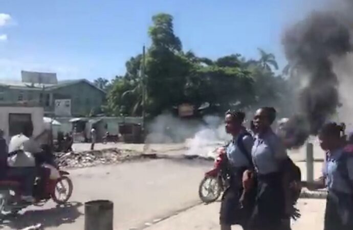 Pénurie de carburant : des barricades de pneus enflammés à plusieurs endroits aux Gonaïves