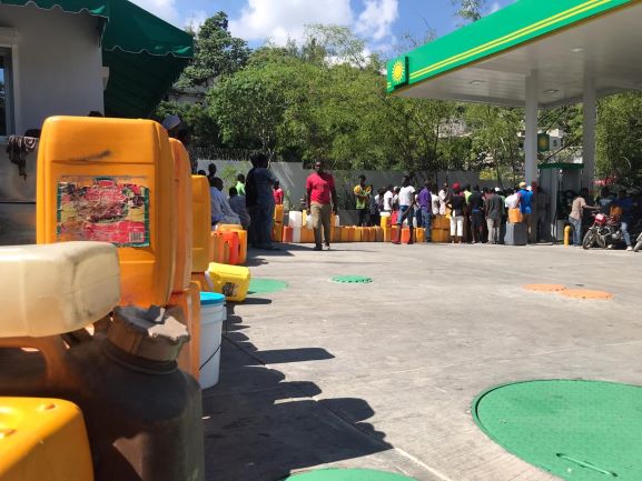 Le ministère du commerce interdit la vente de carburant dans les récipients