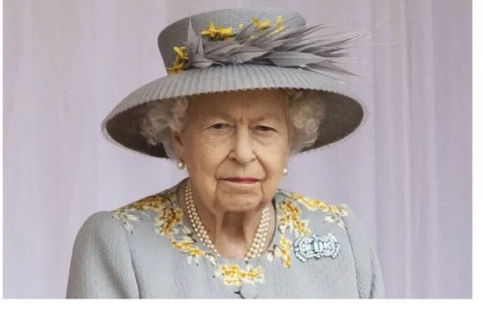 La reine Elizabeth II positive au Covid avec des symptômes « légers »