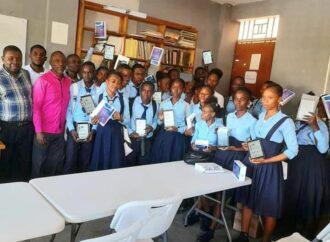 MENFP: Distribution de tablettes numériques aux élèves du Lycée de La Saline