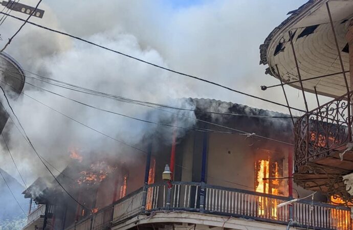 Flash ! Incendie en cours dans une ancienne maison au Cap-Haïtien