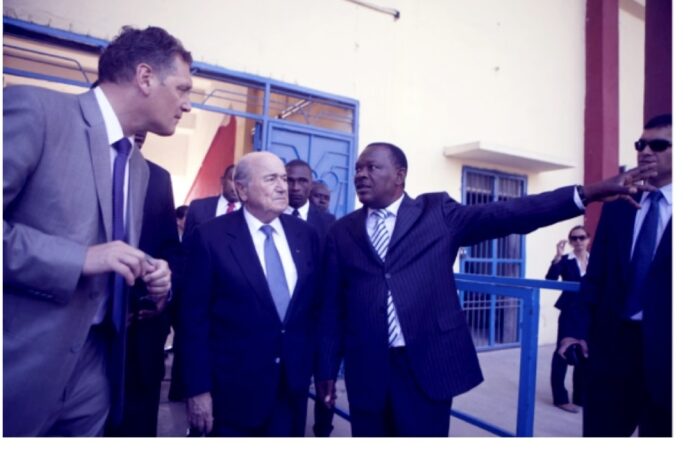 En visite en Haïti, Sepp Blatter, l’ancien président de la Fifa, a reçu « des cadeaux » sexuels