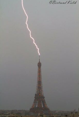 La foudre s’abat sur la Tour Eiffel, des Haïtiens parlent de vengeance de la nature