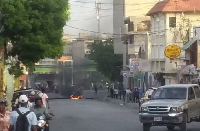 Port-au-Prince-Insécurité: Des barricades de pneus enflammés constatées à l’Avenue John Brown