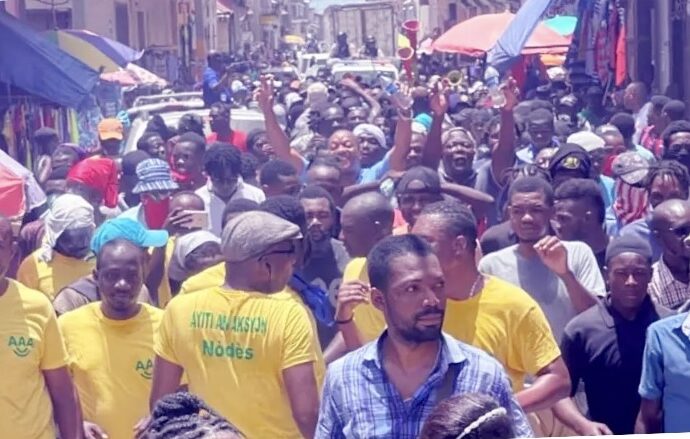 Cap-Haïtien: Des centaines de personnes manifestent contre l’insécurité, la cherté de la vie…