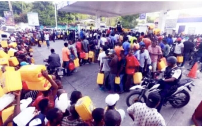 Pénurie de carburant : le ministère du Commerce interdit la vente en gallon