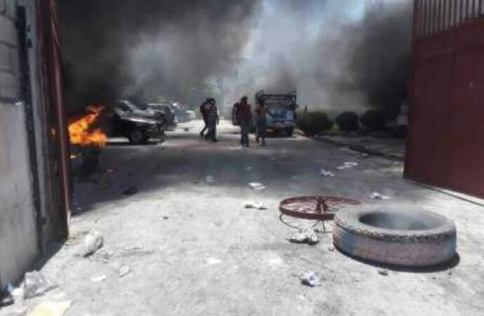Protestation : attaque contre la Télévision Nationale d’Haïti, des véhicules incendiés