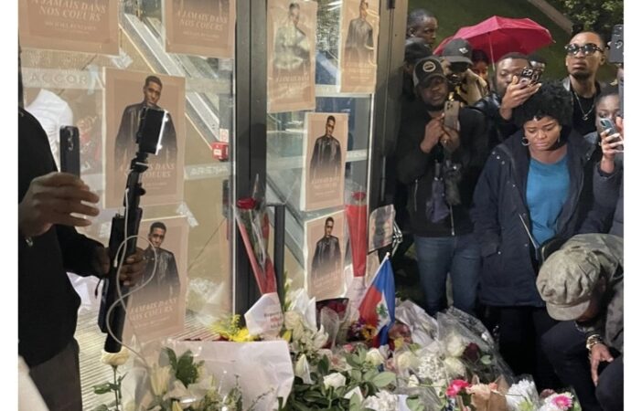 France : Des dizaines de personnes rendent hommage à Mikaben devant l’Accor Arrena