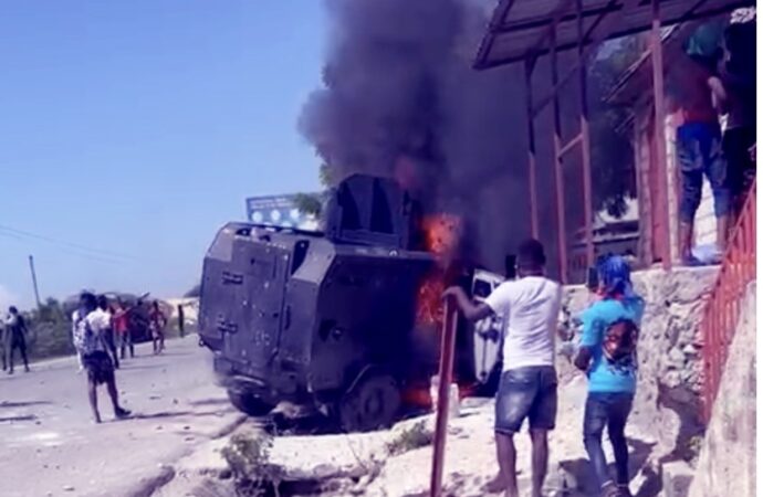 Insécurité : Les bandits armés de Canaan incendient un blindé de la PNH