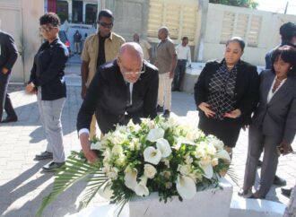 Offrande florale du Premier ministre en mémoire des victimes du massacre de la ruelle Vaillant