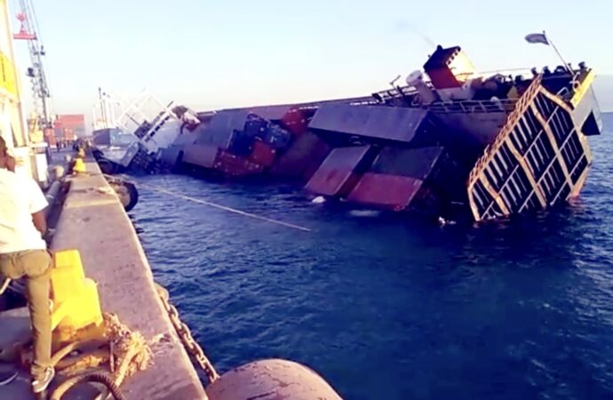 Port Lafito : Naufrage d’un navire transportant 72 conteneurs appartenant à Deka Group