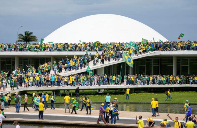 Brésil : Des partisans de Jair Bolsonaro investissent les principaux lieux de pouvoir