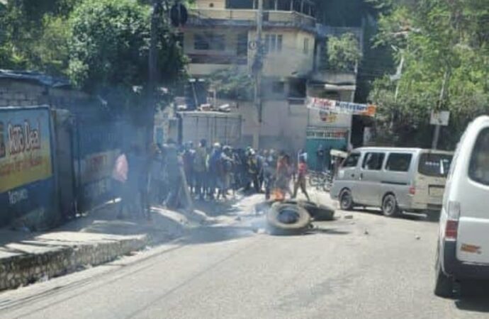 Pétion-Ville : trois membres présumés du gang du défunt « Ti Makak » tués et brûlés