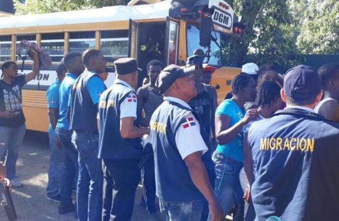 Tard dans la nuit, des agents de l’immigration dominicaine entrent par effraction chez des Haïtiens