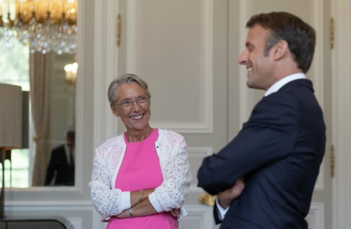 Élisabeth Borne a démissionné avec son gouvernement, et l’Élysée a confirmé que le président Emmanuel Macron a accepté cette démission.