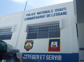 Panique à Port-au-Prince : le sous-commissariat de Portail Léogâne incendié