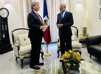 Diplomatie : l’ambassadeur des États-Unis, Dennis Hankins, a présenté ses lettres de créance au chancelier haïtien