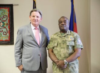 Sécurité : l’ambassadeur américain rencontre le chef de la Police haïtienne