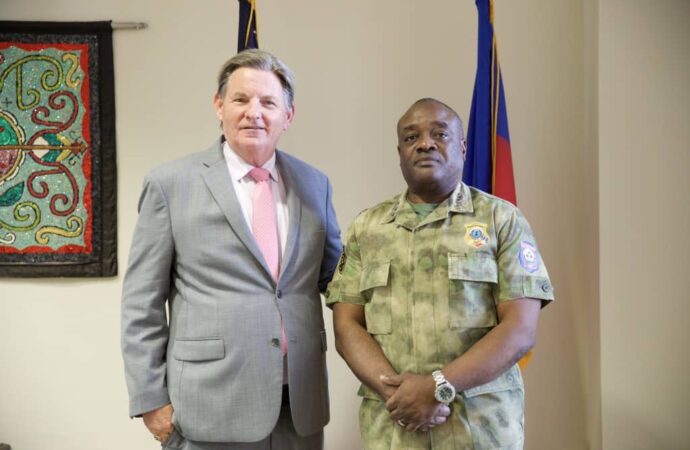 Sécurité : l’ambassadeur américain rencontre le chef de la Police haïtienne