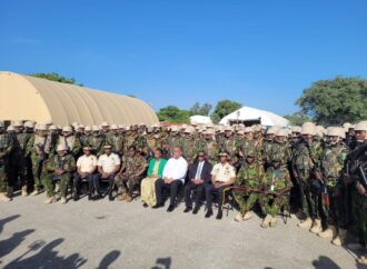 Sécurité : Garry Conille visite les troupes kenyanes, réaffirme sa détermination à ramener la paix dans le pays
