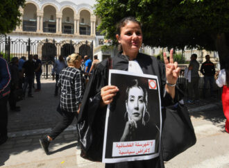 Tunisie : l’avocate Sonia Dahmani condamnée à un an de prison pour “diffusion de fausses nouvelles”