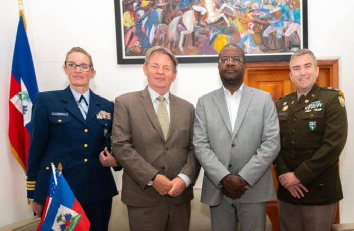Sécurité : le Ministre de la Défense rencontre l’Ambassadeur Dennis Hankins