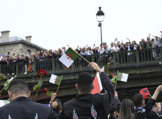 JO 2024 : sur la Seine, l’Algérie rend hommage aux victimes du massacre du 17 octobre 1961 à Paris