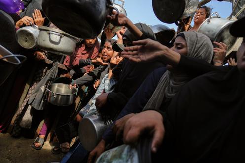 Distribution de nourriture dans une cantine communautaire de Khan Younès, au sud de la bande de Gaza, le 5 octobre 2025.